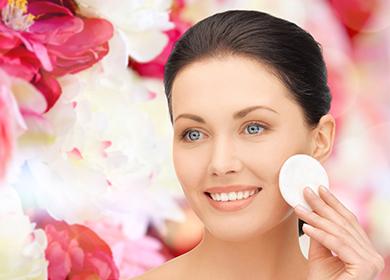 Chica con un algodón