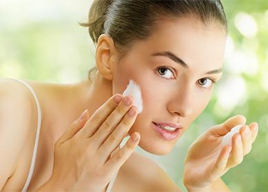 Dívka si omývá obličej