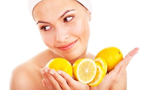 Fille a préparé des citrons mains pleines