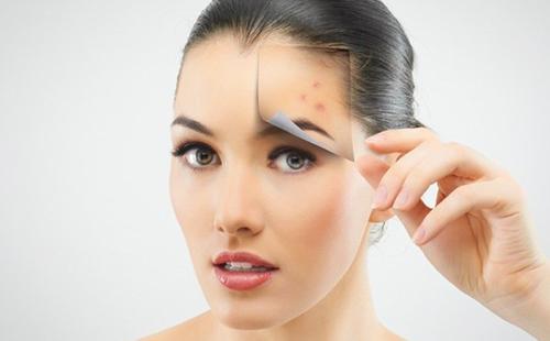 Fille enlève les taches de son front avec un geste de la main