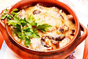Dumplings dans une casserole aux champignons