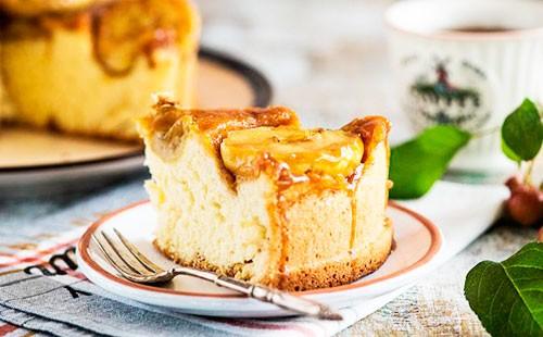 O bucată de charlotte cu caramel