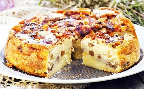 Charlotte cu mere și stafide