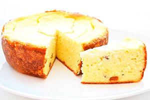 Charlotte cu brânză de căsuță într-un aragaz lent