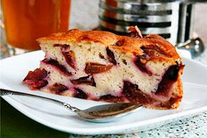 Klassische Charlotte mit Pflaumen