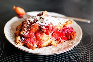 Charlotte mit Pflaumen und Nüssen