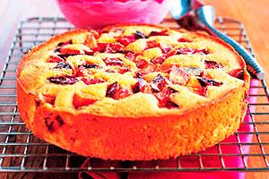 Charlotte mit Pflaumen und Rum