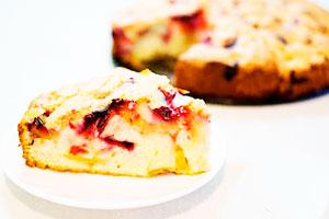 Charlotte mit Pflaumen und Äpfeln