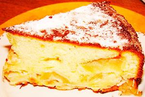 Et stykke charlotte drysset med pulver