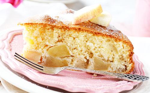 Charlotte s jablky v pomalém hrnci Polaris a dvěma druhy smetany