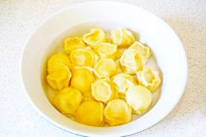 Bolas de masa hervida en un plato