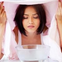 Morena cara humeante sobre un lavabo