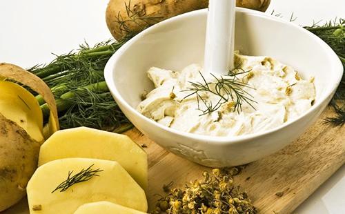 Les pommes de terre doivent être écrasées avec un poussoir directement avec la peau