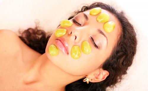 Des moitiés de baies mûres sur les joues de la fille