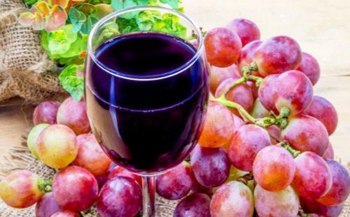 Jus de violette et de tarte fraîchement pressé