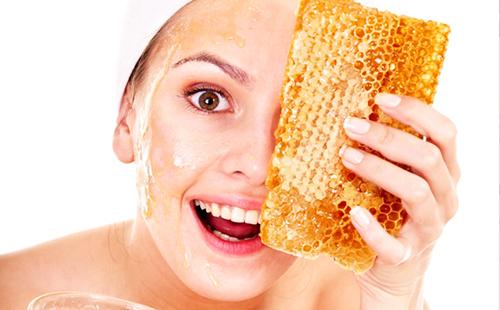 La femme aux yeux bruns est ravie d'un morceau de nid d'abeilles