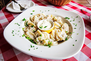 Dumplings dans une assiette creuse