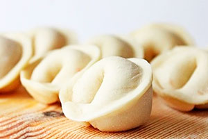 Boulettes d'œufs dans de l'eau avec des œufs