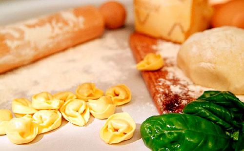 Boulettes de pâte sur l'eau recette pour la pâte de boulettes, comment faire de la pâte avec des œufs pour des boulettes faites maison