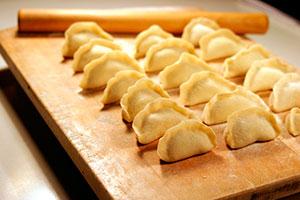 Bolas de masa hervida antes de cocinar