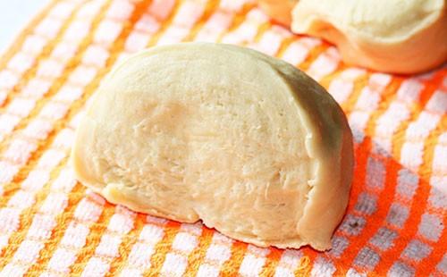 O bucată de aluat de cremă pe un prosop