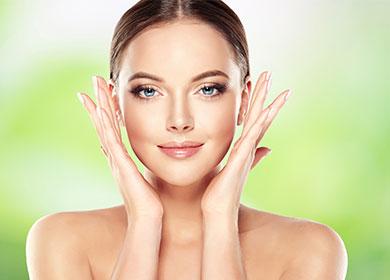 Fille touche les joues