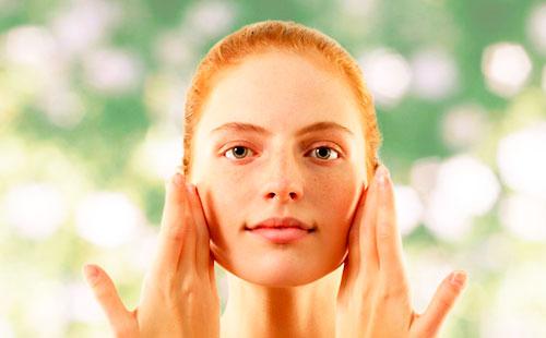 Hermosa chica con pecas