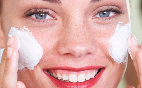 Crema en las mejillas