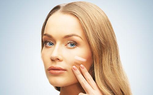 Fundación en la mejilla de una niña