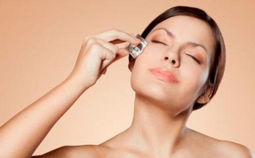 Nettoyer le visage avec de la glace