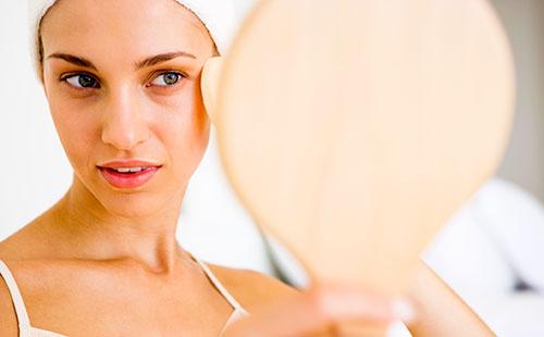 Fille regardant dans le miroir