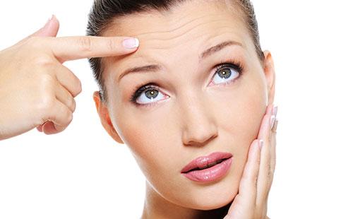 Niña frunció el ceño frente