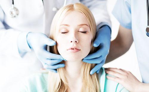 Masáž krku v ordinaci lékaře