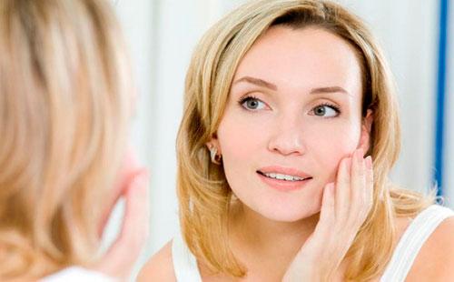 Jeune femme regardant dans le miroir