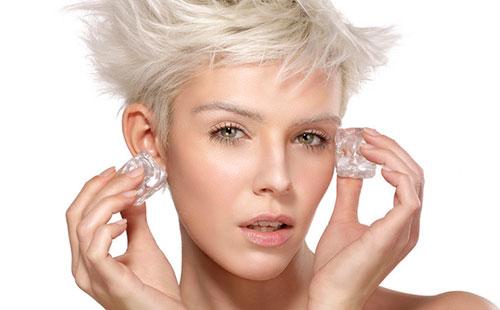 Fata ține gheață în mâini