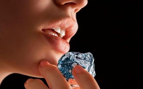 Gheață lângă buze