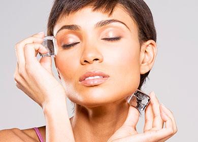 Fata își șterge fața cu gheață