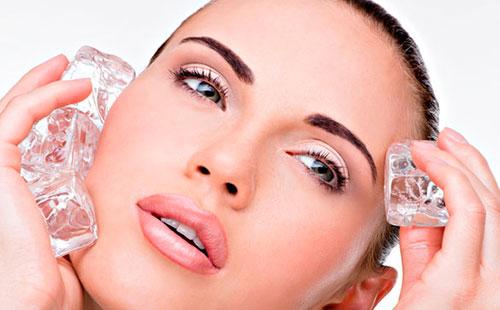 Cuburi de gheață în mâini