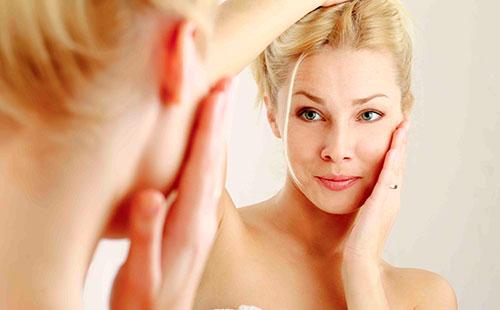 Fille regardant dans le miroir