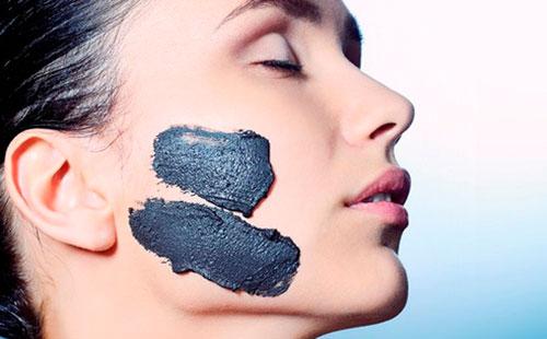 Masque noir sur la joue