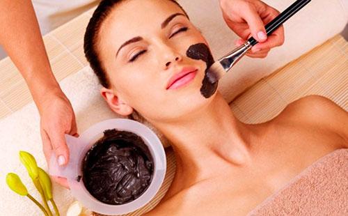 Appliquer un masque noir sur le visage