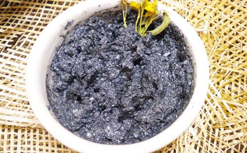 Masque de charbon dans un bol blanc