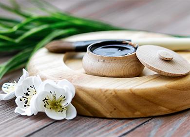 Masque noir dans un bol