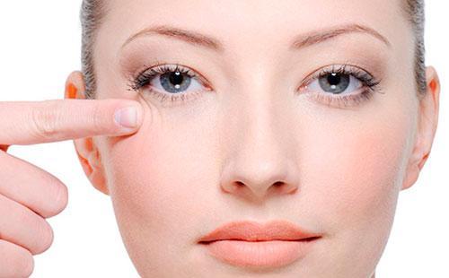 Dívka přitiskla na její tvář