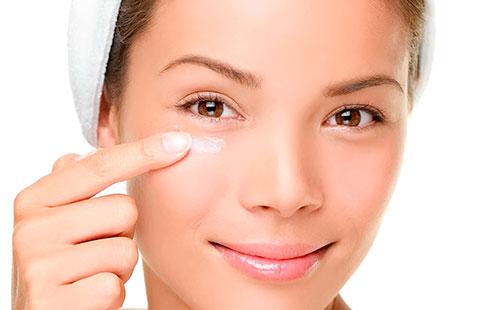 Dívka dává krém pod oči