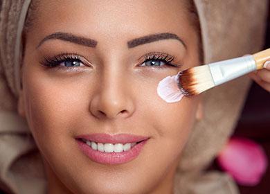 Dívka si dá štětcem na obličej