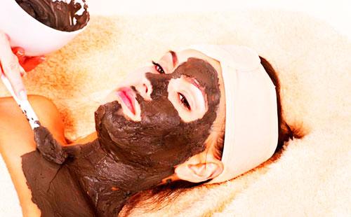 Maman dans un masque