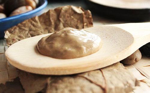 Masque marron dans une cuillère