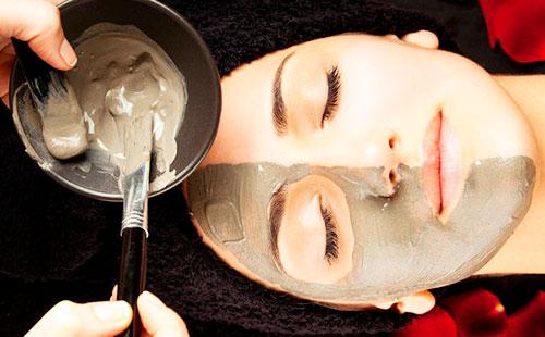 appliquer un masque gris sur le visage