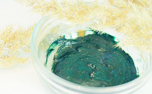 Masque avec une momie dans une assiette